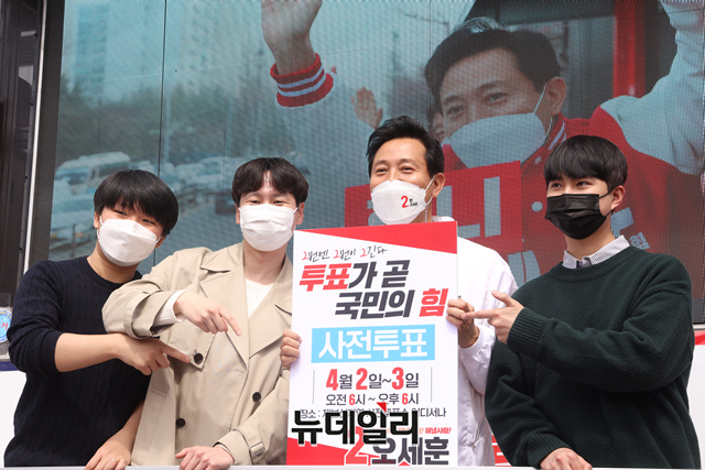 ▲ 오세훈 국민의힘 서울시장 후보가 2일 오전 서울 종로구 인근에서 시민들에게 지지를 호소하고 있다.ⓒ이종현 기자(사진=오세훈 캠프)