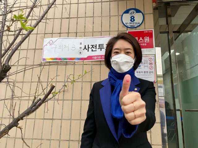 ▲ 고민정 더불어민주당 의원이 2일 사전투표를 한 뒤 엄지손가락에 투표도장을 찍은 사진을 페이스북에 올렸다. 고 의원이 약 2시간 만에 이 사진을 삭제했다. ⓒ고민정 의원 페이스북