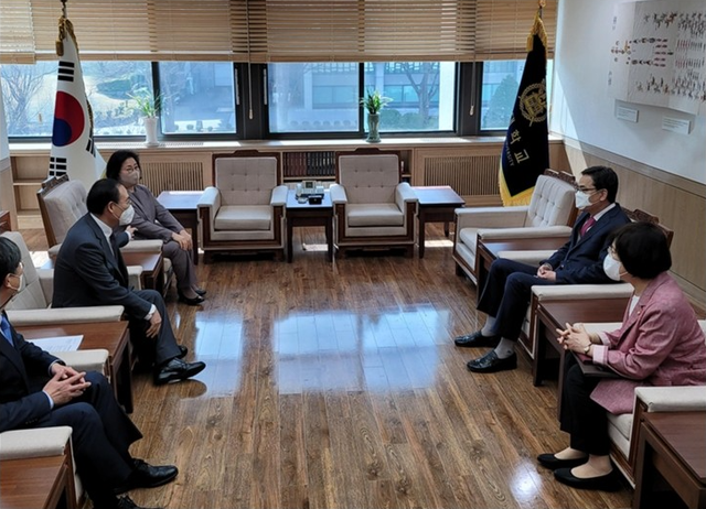 ▲ 국민의힘 곽상도·정경희 의원이 지난 1일 서울대를 방문해 오세정 총장을 만나 검찰 기소로 직위해제된 조국 전 법무부 장관(서울대 로스쿨 교수)의 징계 여부를 조속히 결정하라고 요구했다. ⓒ곽상도 의원실