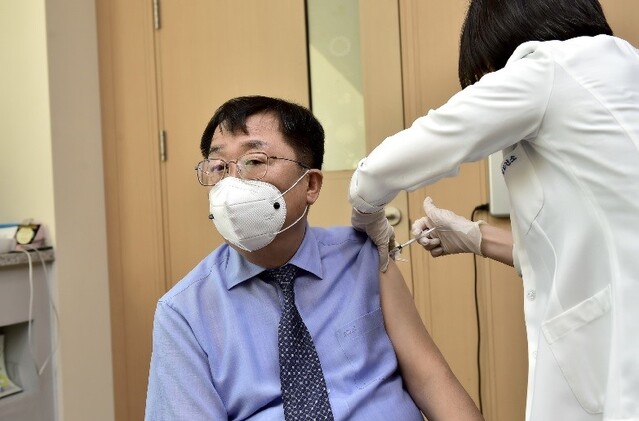 ▲ 이상천 제천시장이 2일 보건소에서 코로나19 예방을 위해 백신을 맞고 있다.ⓒ제천시