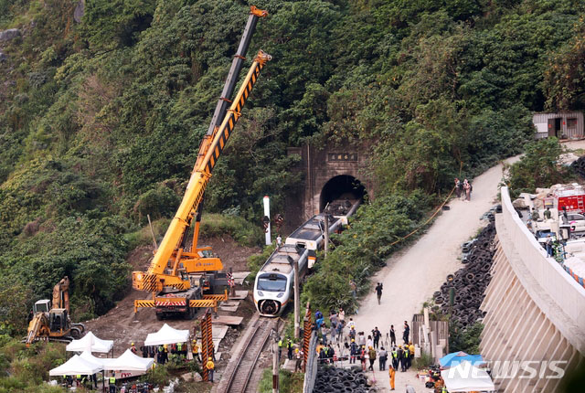 ▲ 지난 2일 대만 화롄 북쪽 터널에서 열차 탈선사고가 발생했다. ⓒ뉴시스 AP. 무단전재 및 재배포 금지.