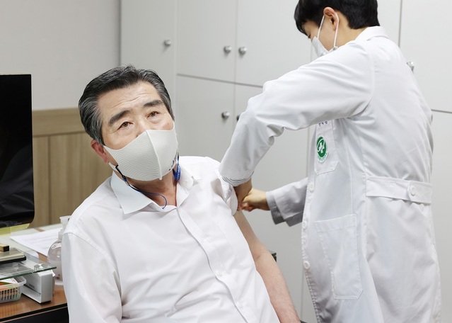 ▲ 김동일 보령시장 백신접종 장면.ⓒ보령시