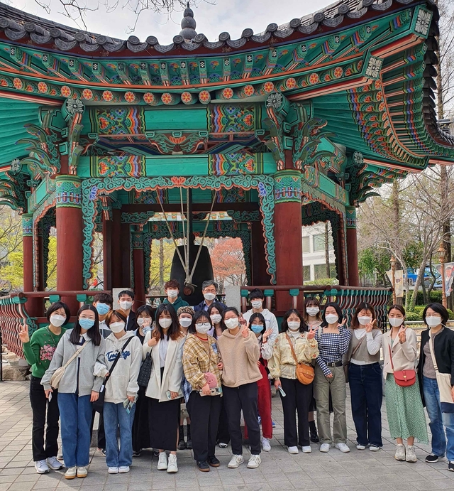 ▲ 영진전문대 호텔항공관광계열에 재학 중인 외국인 유학생들이 지난 2일 대구시티 투어를 했다.ⓒ영진전문대