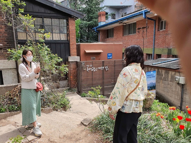 ▲ 사진은 투어에 나선 학생들이 대구 경상감영공원에서 기념사진을 찍고 있다.ⓒ영진전문대