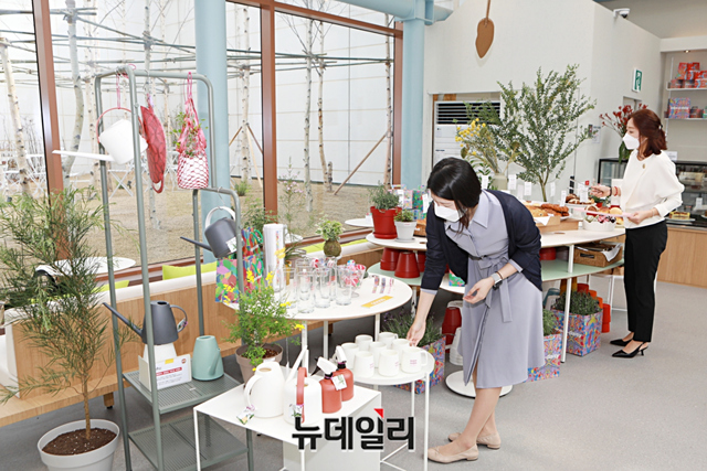 ▲ 3일 오후 롯데백화점 안산점 신관 5층에 마련된 'oops-a-daisy by 소공원'을 찾은 시민들이 매장을 둘러보고 있다. ⓒ롯데쇼핑