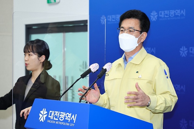 ▲ 허태정 대전시장이 4일 시청에서 코로나19와 관련해 기자회견을 갖고 있다.ⓒ대전시