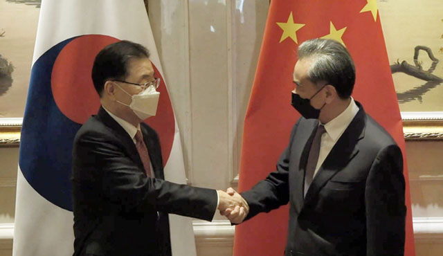 ▲ 한중 외교장관 회담에서 악수를 하는 정의용 외교부 장관과 왕이 중국 외교부장. ⓒ뉴시스. 무단전재 및 재배포 금지.