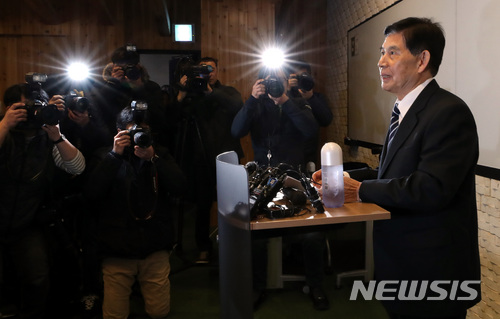 ▲ 정호영 전 BBK 특별검사는 2018년 1월 14일 서울 서초구의 한 아파트 상가에서 기자회견을 열고 '다스 부실수사 의혹'에 대해 정면 반박했다.ⓒ사진=뉴시스