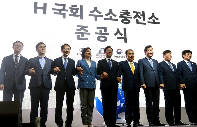 ▲ (왼쪽부터) 채현일 영등포구청장, 김종민 국회의원, 이원욱 국회의원, 박영선 중소벤처기업부 장관, 성윤모 산업통상자원부 장관, 문희상 국회의장, 이낙연 국무총리, 윤여철 현대차 부회장, 이종구 국회 산업통상자원중소벤처기업위원회 위원장 등 참석자들이 10일 서울 여의도 국회에서 열린 H 국회 수소충전소 준공식에서 기념촬영을 하고 있다. ⓒ현대자동차