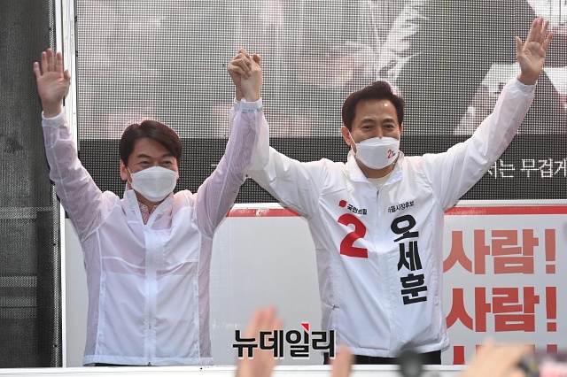 ▲ 오세훈 국민의힘 서울시장 후보(오른쪽)와 안철수 국민의당 대표.ⓒ권창회 기자