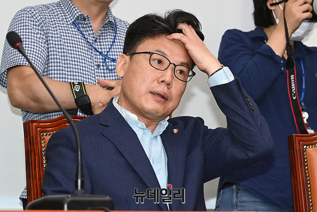 ▲ 진성준 더불어민주당 의원이 5일 내곡동 생태탕 식당 사장 아들을 의인으로 추켜세우며 경찰에 경호 대책을 요구했다. ⓒ뉴데일리DB