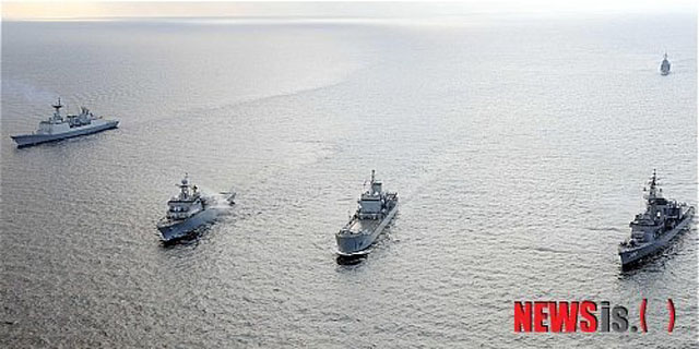 ▲ 2011년 11월 공해상에서 열린 한일 해상수색구조 훈련. 박근혜 정부 출범 이후로는 한일 간 군사교류가 크게 줄었고, 문재인 정부 이후로는 아예 사라진 것이나 다름 없다. ⓒ뉴시스. 무단전재 및 재배포 금지.