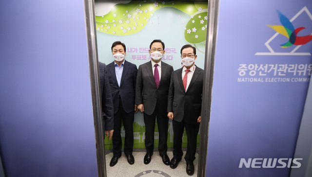 ▲ 국민의힘의 주호영 원내대표 등 소속 의원들이 5일 경기 과천 중앙선거관리위원회를 항의 방문하고 있다.ⓒ국회사진기자단