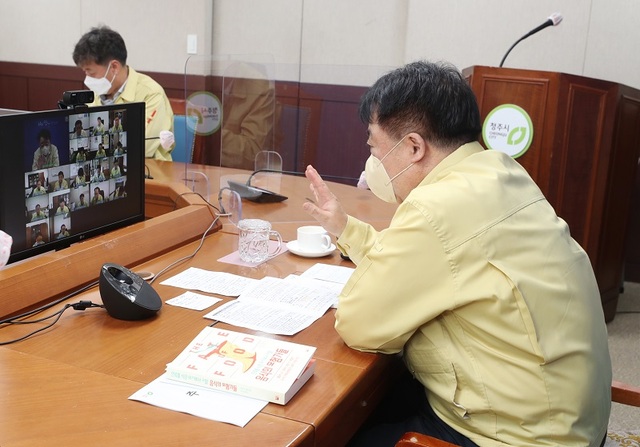 ▲ 한범덕 청주시장이 5일 온라인 주간업무 보고회에서 시청 간부들에게 코로나19와 관련해 업무를 지시하고 있다.ⓒ청주시