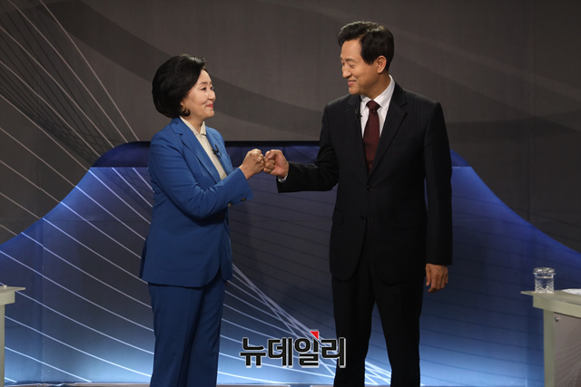 ▲ 박영선 더불어민주당 서울시장 후보와 오세훈 국민의힘 서울시장 후보가 5일 오후 서울 양천구 예총회관에서 열린 한국방송기자클럽 초청 서울시장 보궐선거 후보자 토론회에 참석해 기념사진을 촬영하고 있다.ⓒ이종현 기자