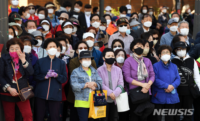 ▲ (국회 사진기자단) 시민들이 5일 서울 은평구에서 한 서울시장 후보 지원유세를 지켜보고 있다. ⓒ뉴시스