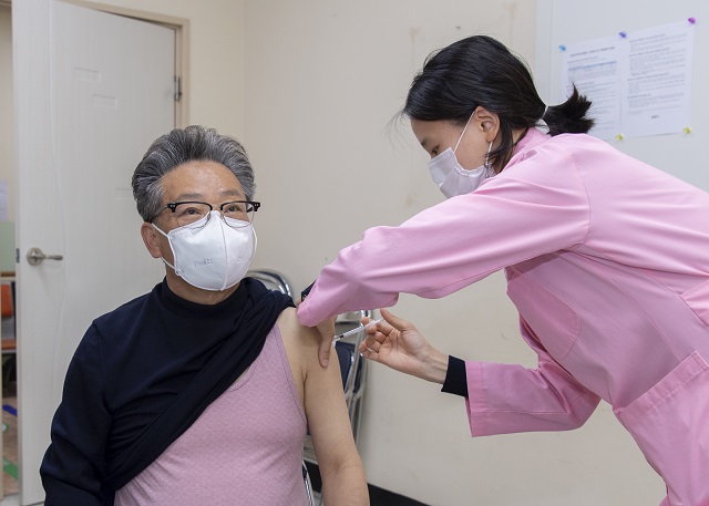 ▲ 김병수 울릉군수가 Az백신 접종을 하고 있다.ⓒ울릉군