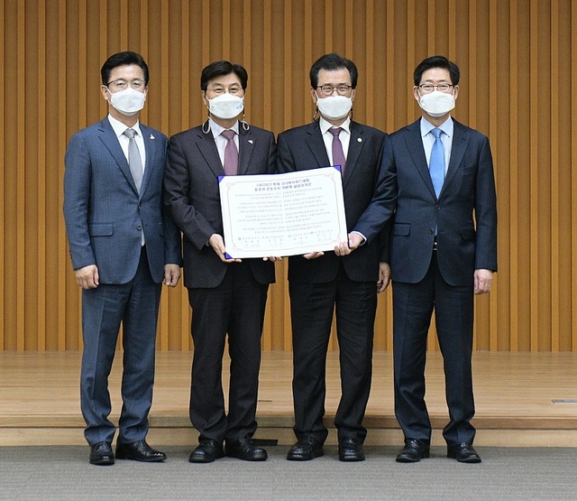 ▲ 충청권 4개 시도(대전시·세종시·충북도·충남도)는 2027하계유니버시아드대회 충청권 공동유치 활동을 위한 ‘2027하계유니버시아드대회 충청권 공동유치위원회 창립총회’를 5일 세종시에서 개최하고 본격 유치활동에 돌입했다. 좌측으로부터 허태정 대전시장, 이춘희 세종시장, 이시종 충북도지사, 양승조 충남도지사.ⓒ충북도