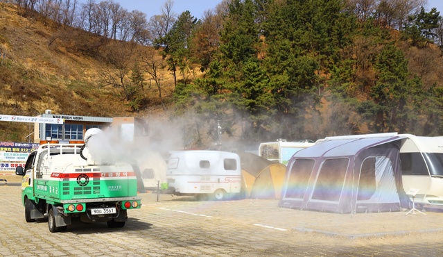 ▲ 칠곡군은 코로나19와 가축전염병과 확산을 방지하고 마을 단위의 체계적인 방역망 구축을 위해 방역차량 5대를 추가로 구입해 읍면에 배치했다.ⓒ칠곡군