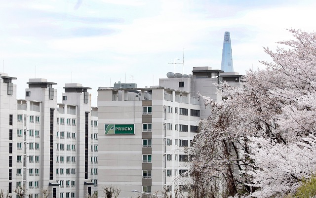 ▲ 국내 최초의 벽식구조 아파트 리모델링인 '워커힐 푸르지오' 아파트 모습.ⓒ대우건설