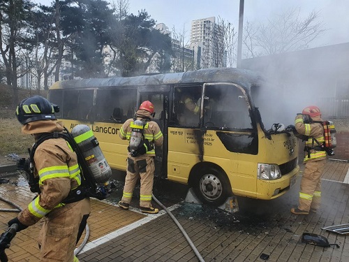 ▲ 6일 오전 6시 32분쯤 세종시 종촌동의 한 아파트 지상주차장에 주차된 25인승 카운티 차량에서 불이 나 소방대원들이 진화 작업을 하고 있다.ⓒ세종소방본부