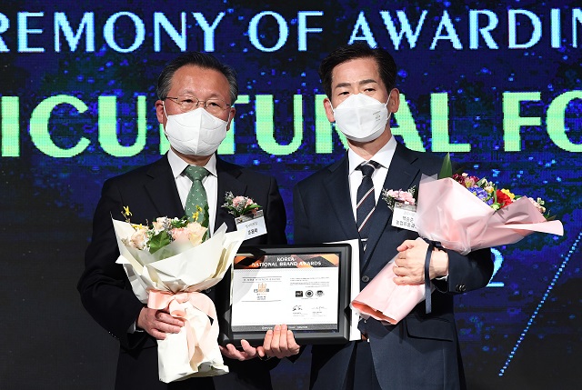 ▲ 서울 롯데호텔에서 열린  ‘2021년 대한민국 국가 브랜드 대상’에서 경주시 백승준 농업유통과장이 조용래 심사위원장에게 대상패를 전달받은 후 기념촬영을 하고 있다.ⓒ경주시