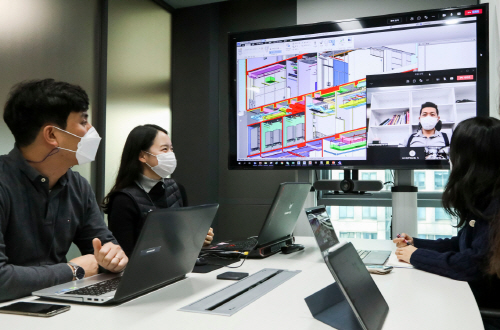 ▲ DL이앤씨 직원들이 현장직원과 BIM 설계도면을 보면서 화상회의를 하고 있다. ⓒ DL이앤씨