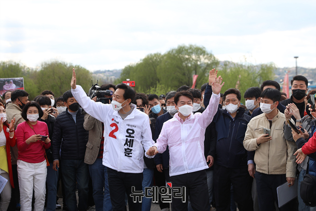 ▲ 오세훈 국민의힘 서울시장 후보와 안철수 공동선대위원장이 4.7 보궐선거 마지막 주말인 지난 4일 오후 서울 서초구 세빛섬을 찾아 손을 잡고 시민들에게 화답하고 있다.ⓒ정상윤 기자