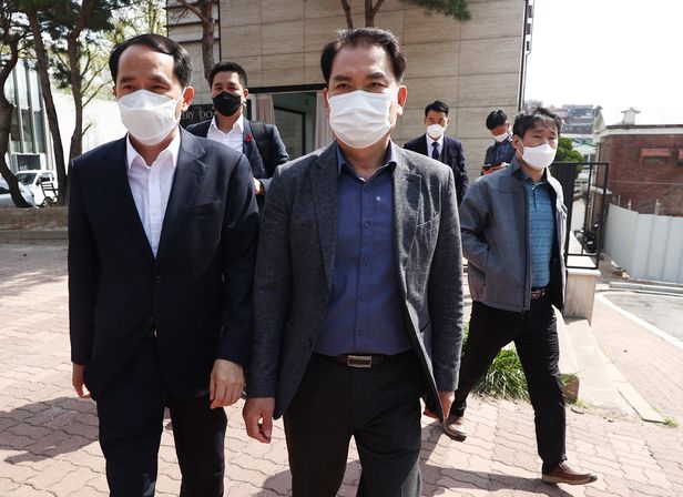 ▲ 최원일 전 천안함 함장(맨 왼쪽), 안종민 천안함 전우회 사무총장(검정색 마스크), 고 이상희 하사 부친인 이성우 천안함 유족회장(파란색 셔츠), 고 민평기 상사 형 광기 씨(하늘색 셔츠)가 6일 천안함 재조사 논란과 관련 청와대를 항의 방문하고 있다. ⓒ연합뉴스