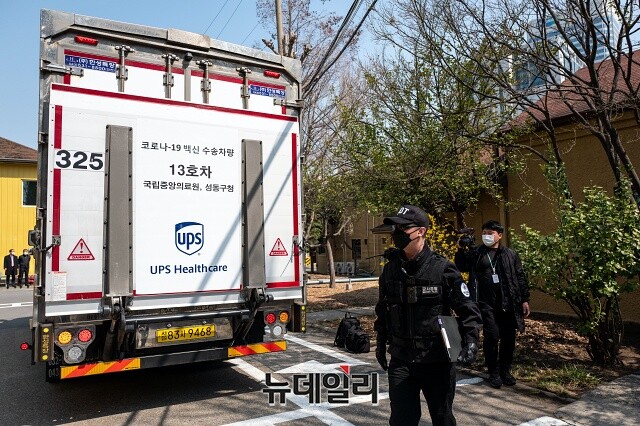 ▲ 만 75세 이상 고령층 접종에 쓰일 화이자 백신이 3월 24일 서울 중구 국립중앙의료원 중앙예방접종센터에 도착하고 있다. ⓒ뉴데일리 DB