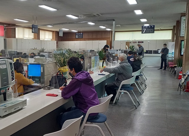 ▲ 군위읍행정복지센터는 청사에 안전한 민원공간을 위해 생활방역 민원실을 조성했다.ⓒ군위군