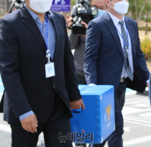 ▲ 세종경찰청이 지난 19일 공무원 부동산 투기 의혹과 관련해 세종시청을 압수수색한 뒤 압수물품을 차량으로 옮기고 있다.ⓒ이길표 기자