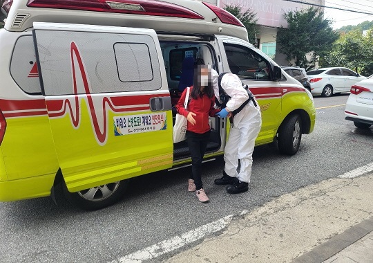 ▲ 충남소방본부 119구급대원이 한 임산부를 이송하고 있다.ⓒ충남소방본부