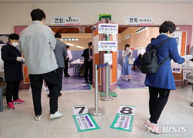 ▲ 서울시장 보궐선거일인 7일 오전 서울 서대문구 연희초등학교 강당에 위치한 연희 제7투표소와 제8투표소에서 시민들이 자신의 투표소에서 투표를 위해 기다리고 있다. ⓒ뉴시스