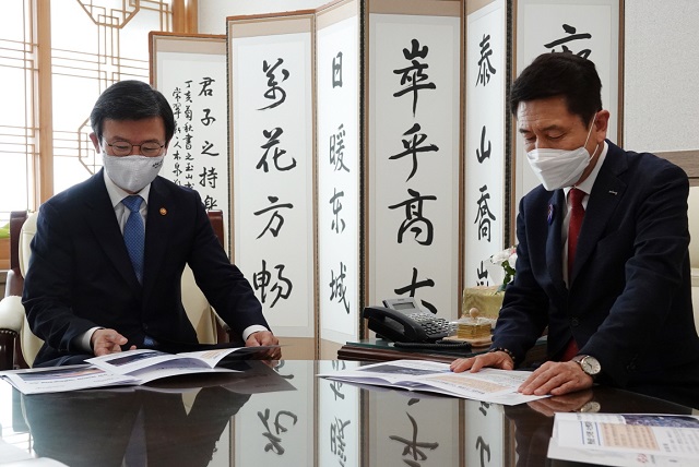 ▲ 이강덕 시장(오른쪽)은 문성혁 해양수산부 장관을 만나 ‘포항시 수산분야 3대 현안 사업’을 적극 건의했다.ⓒ포항시