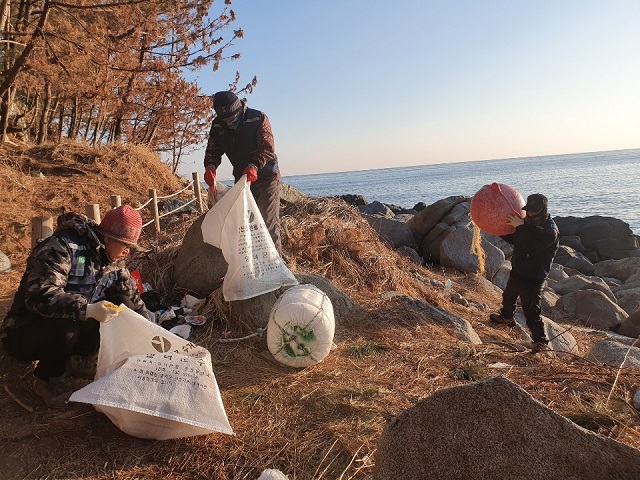 ▲ 군민들이 바닷가에서 발생하는 해양쓰레기를 수거 및 처리를 하고 있다.ⓒ영덕군