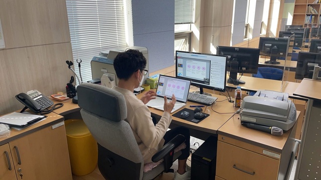 ▲ 김천시(시장 김충섭)는 지난 5일 중소규모 농업경영체 경쟁력 향상을 위한 강소농 기초교육을 교육생 95명을 대상으로 실시간 온라인 방식으로 진행했다.ⓒ김천시