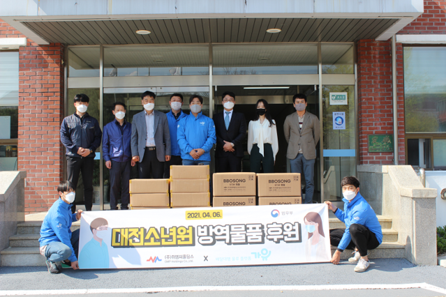 ▲ 배달대행 서비스 ‘가유’가 지난 6일 코로나19 감염증 예방을 위해 대전소년원(대산학교)에 KF94 마스크와 방역물품을 전달했다.ⓒ대전소년원
