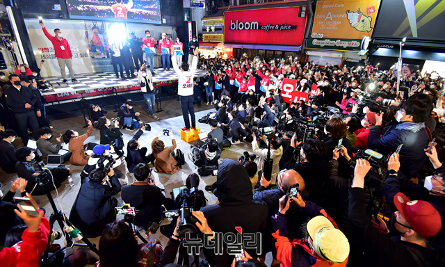 ▲ 오세훈 국민의힘 서울시장 후보가 선거유세 마지막 날인 지난 6일 오후 서울 서대문구 신촌에서 열린 마지막 유세에 지지자들의 환호를 받으며 입장하고 있다.ⓒ정상윤 기자