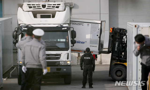 ▲ 아스트라제네카(AZ) 백신 국내 첫 출하가 시작된 지난달 24일 오전 경북 안동 SK바이오사이언스 공장에서 지게차가 백신을 이송 차량에 싣고 있다. ⓒ뉴시스