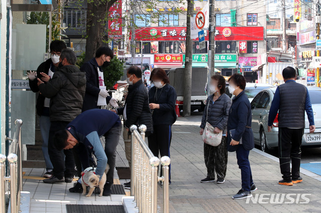 ▲ 서울시장 보궐선거일인 7일 오전 서울 영등포구 대림2동 주민센터에 위치한 대림 제2동 제1투표소에서 중국인들과 시민들이 투표를 위해 차례를 기다리고 있다. ⓒ뉴시스