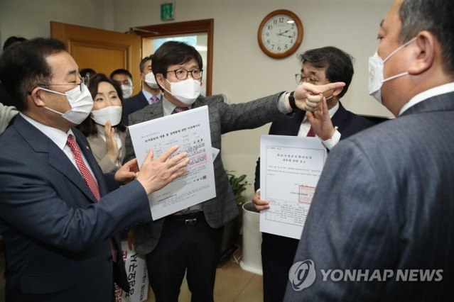 ▲ (왼쪽부터) 국민의힘 박성중 공동선거대책위원장, 전주혜 선대위법률지원단장, 유경준 총괄선대본부장, 배준영 선대위 대변인이 7일 오후 경기도 과천 중앙선거관리위원회를 방문해 선관위가 이날 서울지역 모든 투표소에 오세훈 국민의힘 서울시장 후보 배우자 관련 공고문을 게시한 것에 대해 항의하고 있다. ⓒ연합뉴스