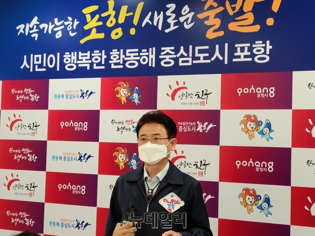 ▲ 포항시청 대회의실에서 열린 새바람 행복버스 현장 간담회에 앞서 이철우 지사가 인터뷰를 갖고 있다.ⓒ뉴데일리 박진호 기자