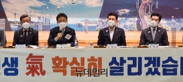 ▲ 포항시 현장 간담회에서는 이철우 도지사를 비롯해 이강덕 포항시장, 지역 도의원, 학원·체육시설업 분야 대표 및 사회단체장 등 40여명이 참석한 가운데 경북 학원‧체육시설업 氣 확실히 살리자라는 주제로 열띤 토론을 펼쳤다.ⓒ뉴데일리 박진호 기자