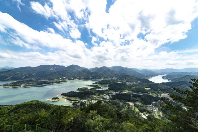 ▲ 청풍호반케이블카 정상(비봉산)전망대에서 바라본 청풍호 모습.ⓒ청풍호반케이블카 제공.