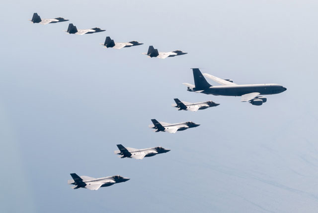 ▲ 지난 1일 미 공군 F-22 랩터와 일본 항공자위대 F-35A가 KC-135 공중급유기를 사이에 두고 편대비행을 하고 있다. ⓒ주일미군 트위터 공개사진.