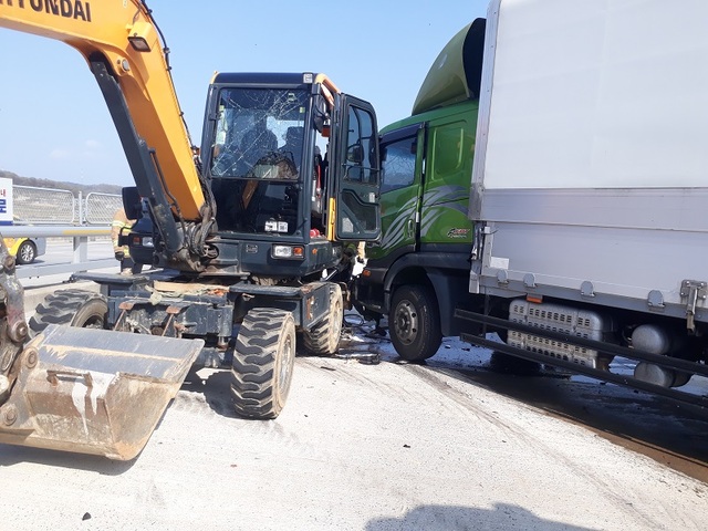 ▲ 7일 오후 2시 57분께 세종시 금남면 달전리 대전방향 BRT도로에서 5톤 화물차량이 앞서가던 굴삭기(포크레인)를 들이받는 사고가 발생해 119구조 대원들이 사고를 수습하고 있다.ⓒ세종소방본부