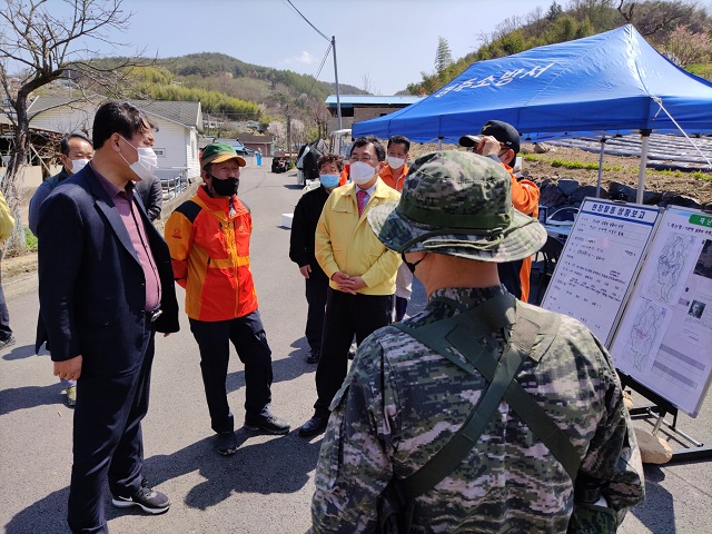 ▲ 주낙영 경주시장이 7일 산내면 외칠리 마을에 마련된 수색상황실을 찾아 실종자 수색에 최선을 다해 달라고 당부의 말을 전하고 있다.ⓒ경주시