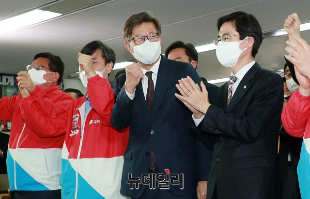 ▲ 박형준 국민의힘 부산시장 후보가 7일 오후 부산 부산진구 박형준 선거사무소에서 출구조사 결과를 확인하고 발언하고 있다.ⓒ(부산=권창회 기자)