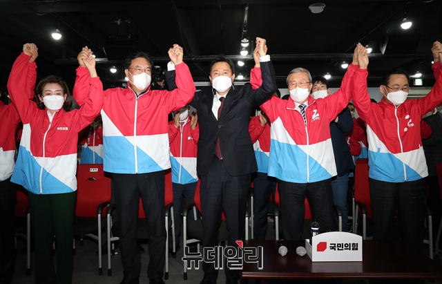 ▲ 오세훈 국민의힘 서울시장 후보와 김종인 국민의힘 비상대책위원장이 7일 오후 서울 여의도 국민의힘 중앙당사에 마련된 개표상황실에서 출구조사 결과를 바라보며 두손을 들어 환호하고 있다.ⓒ이종현 기자(사진=국회사진공동취재단)